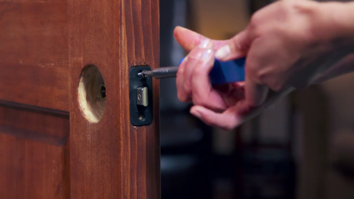 How to install a door knob