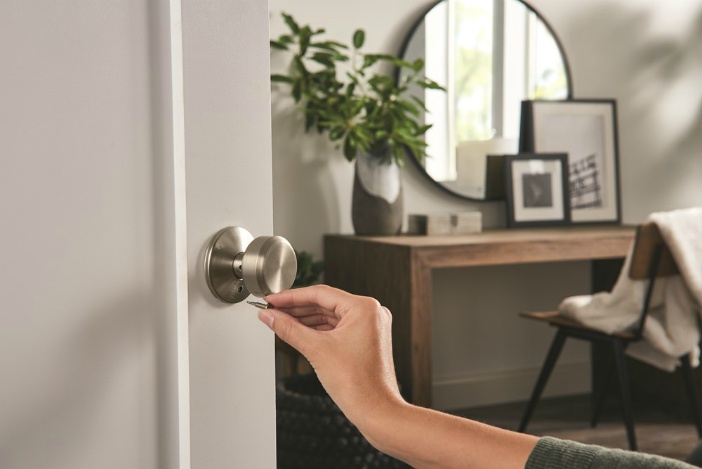 Door knob on bedroom door | Schlage