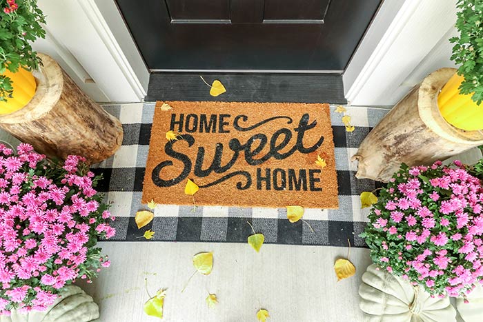 10 DIY fall front porch decor ideas from Schlage.