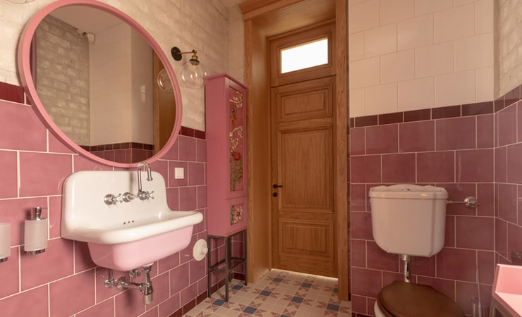 1950s pink bathroom.