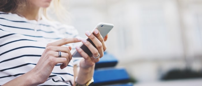 Woman holding smartphone.