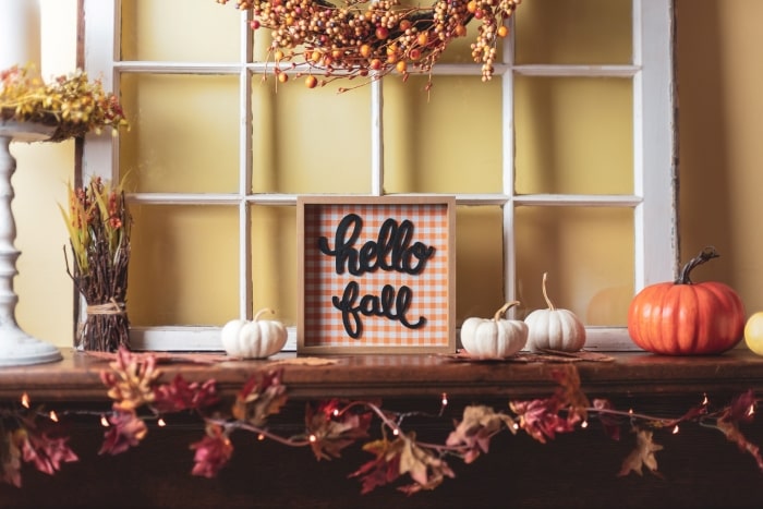 Fall mantle decor.