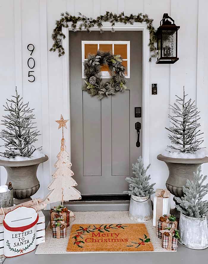 Famhouse 905 Christmas front door.