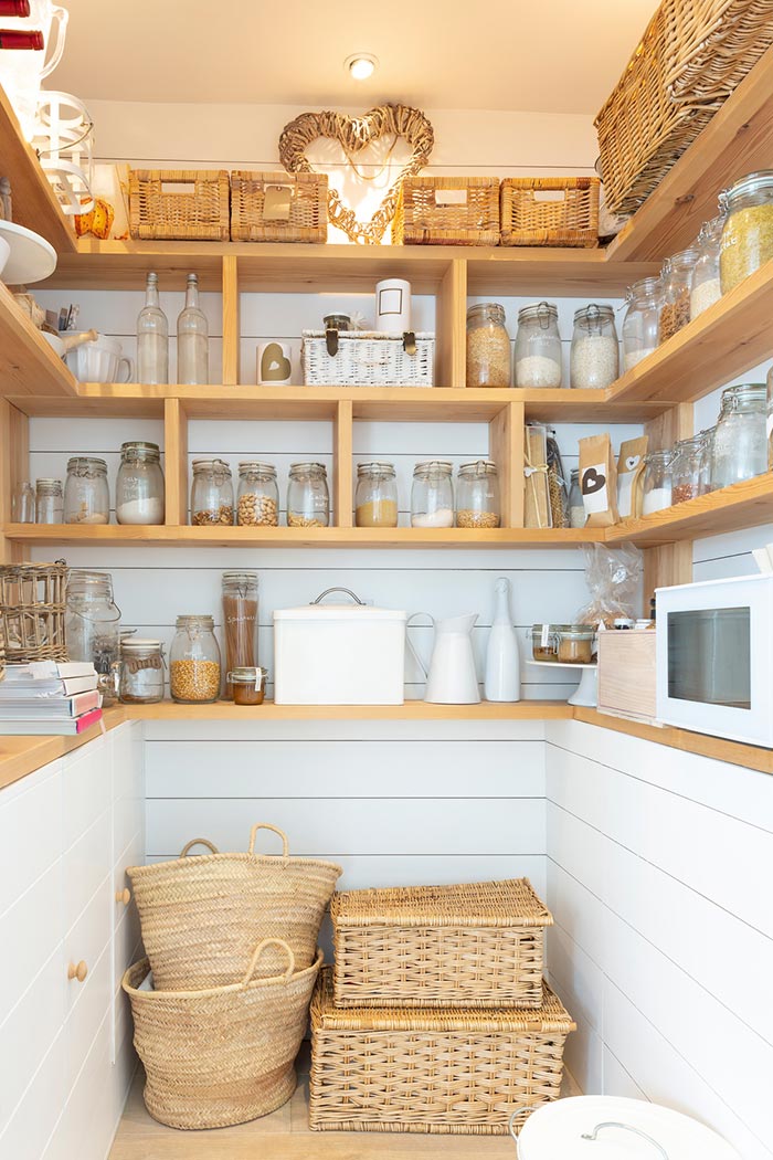 6 Simple Ideas for an Organized Pantry with Wire Shelving